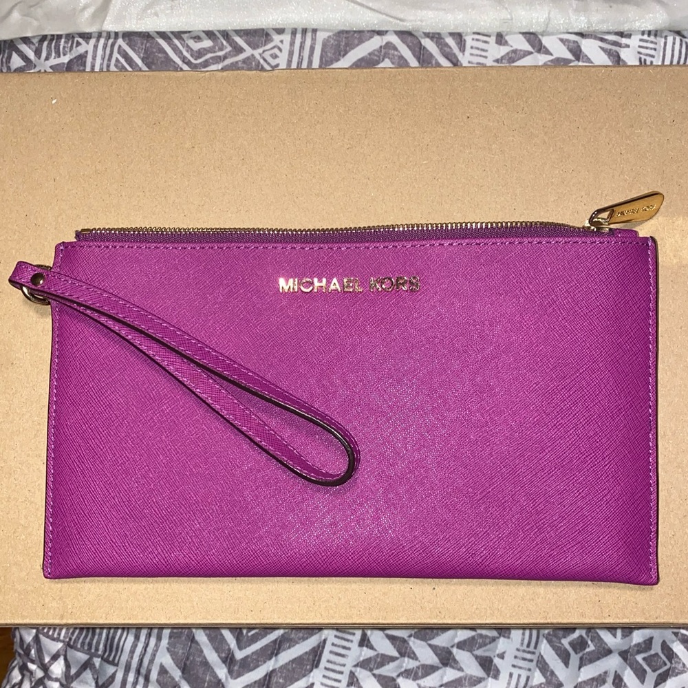Michael kors wristlet